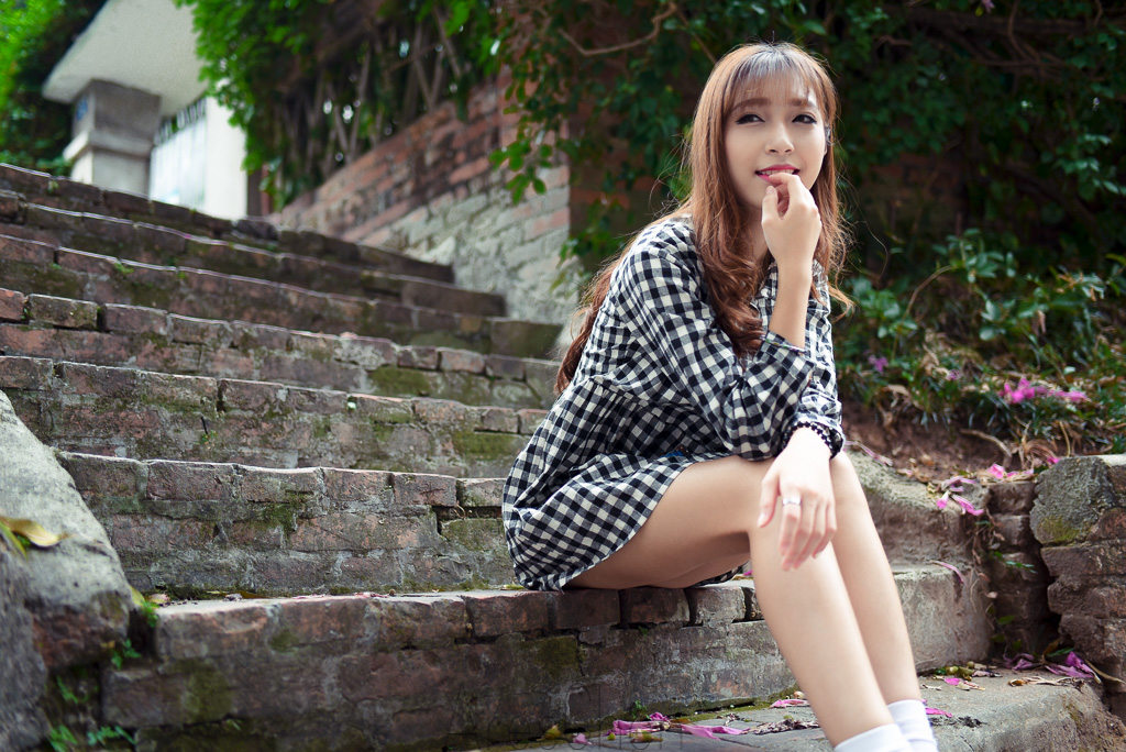 格子长裙女子的秀气写真  第5张