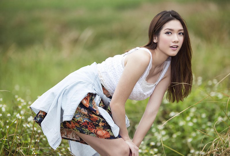 回眸一笑的纯净让人着迷女子  第2张