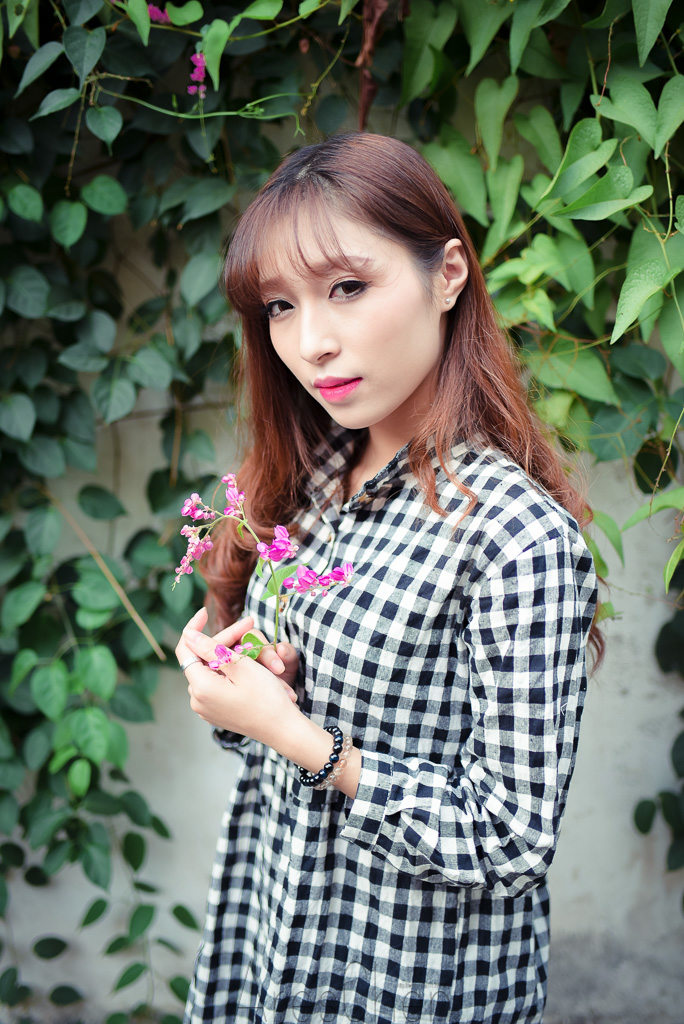 格子长裙女子的秀气写真  第11张