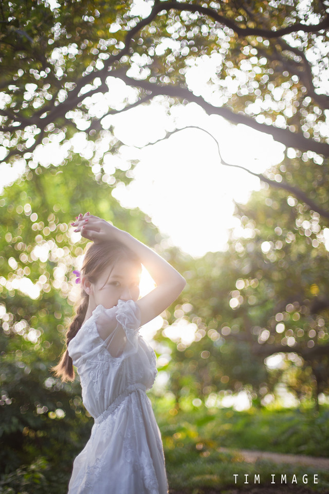 长裙女子纪念青春时光  第12张