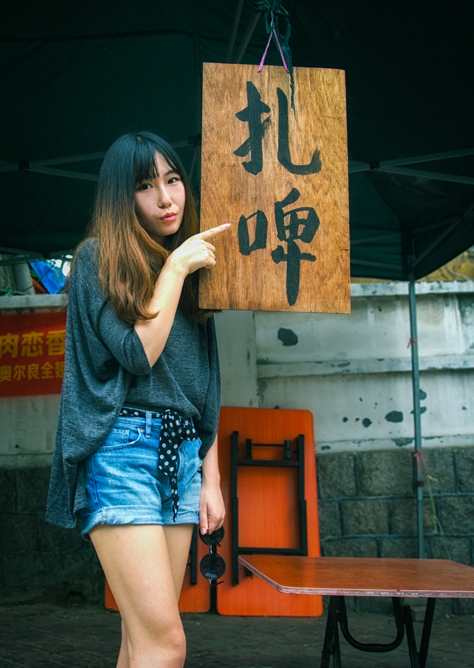 夏日俏皮女子的甜美笑容  第8张