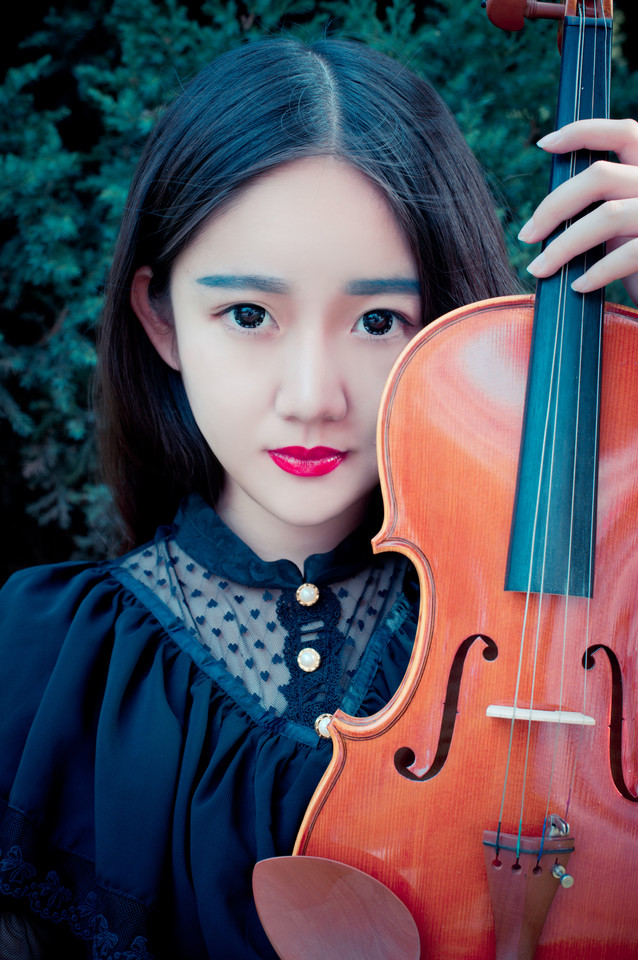 小提琴女子户外清纯图  第9张