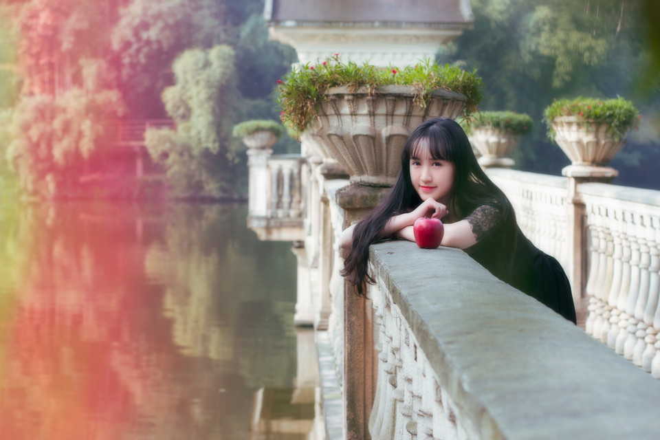 黑裙美女游园清纯写真  第9张