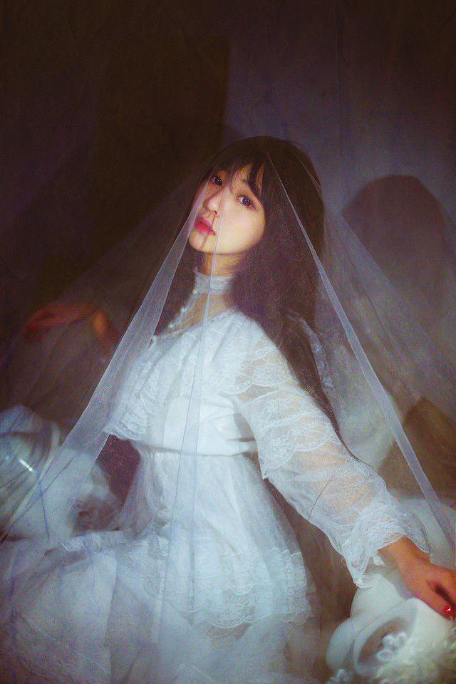 白裙少女私房忧郁迷人图  第5张