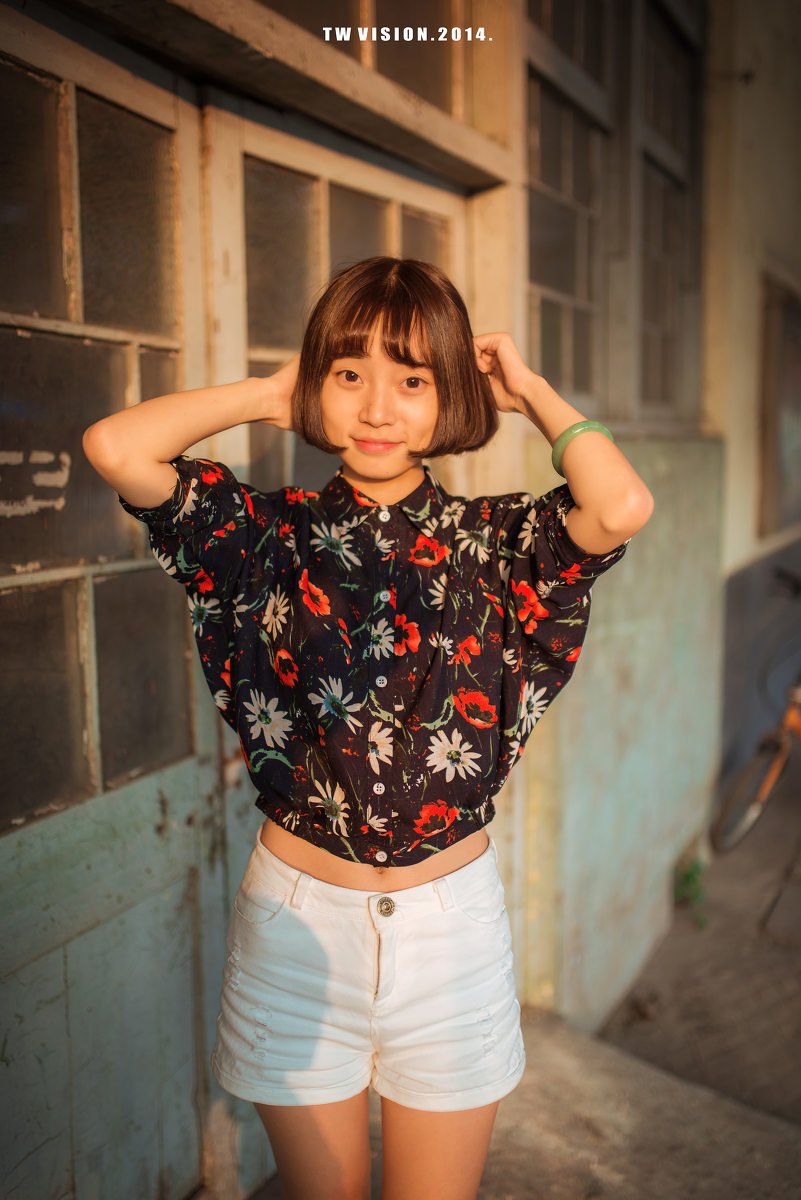 铁轨上的短发女子时尚图  第8张