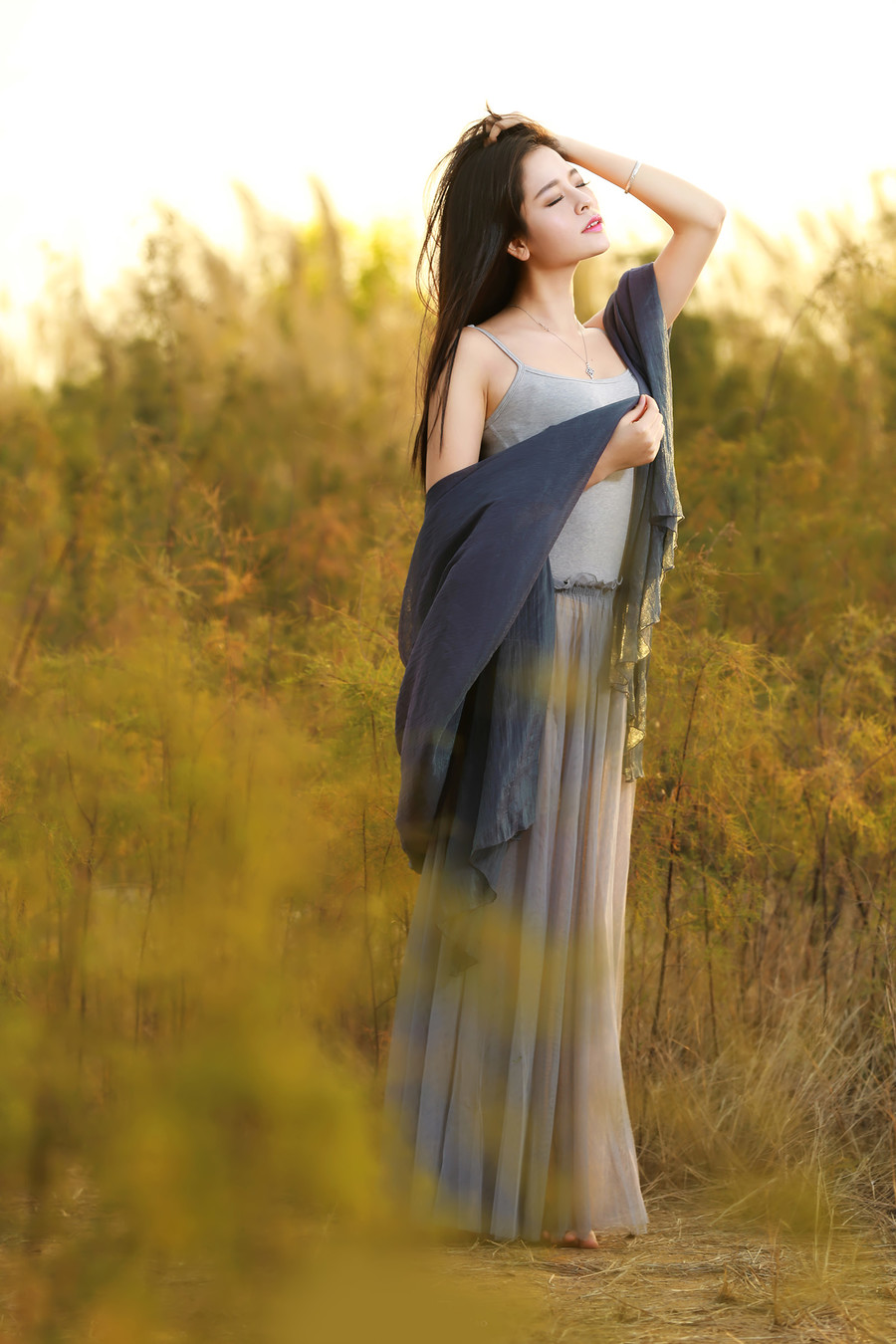 养眼美女户外夕阳落下  第2张