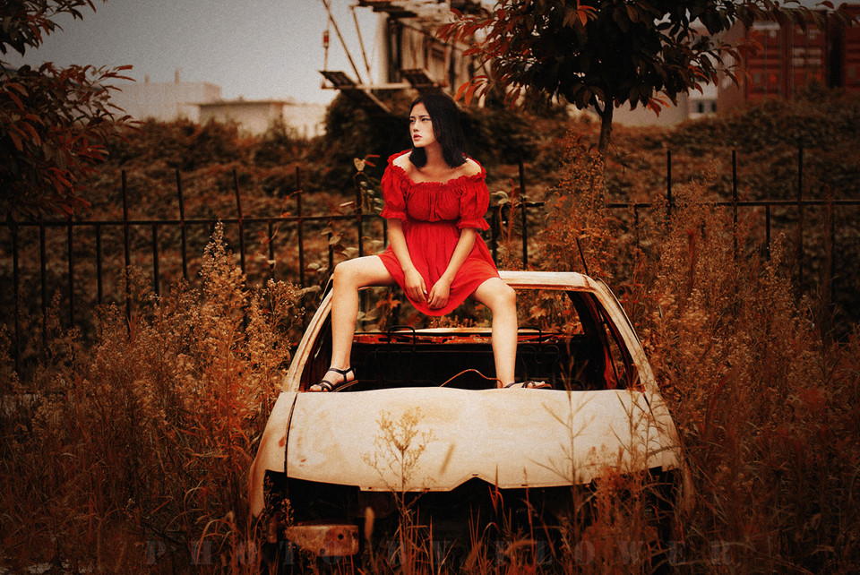 短发女子随风飘逸的红裙  第12张