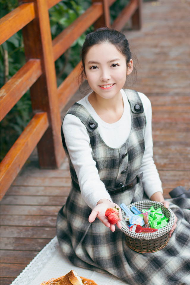 清纯美女户外甜美卖萌写真  第4张