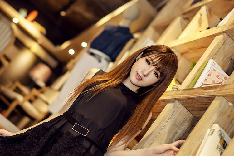 复古书店的清纯动人美女  第12张