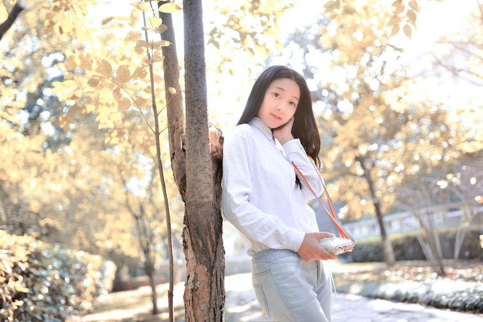 清新女子阳光下甜美笑容  第1张