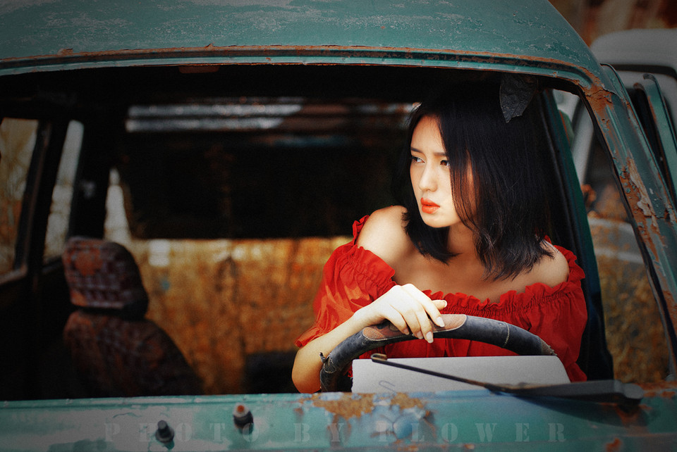 短发女子随风飘逸的红裙  第13张