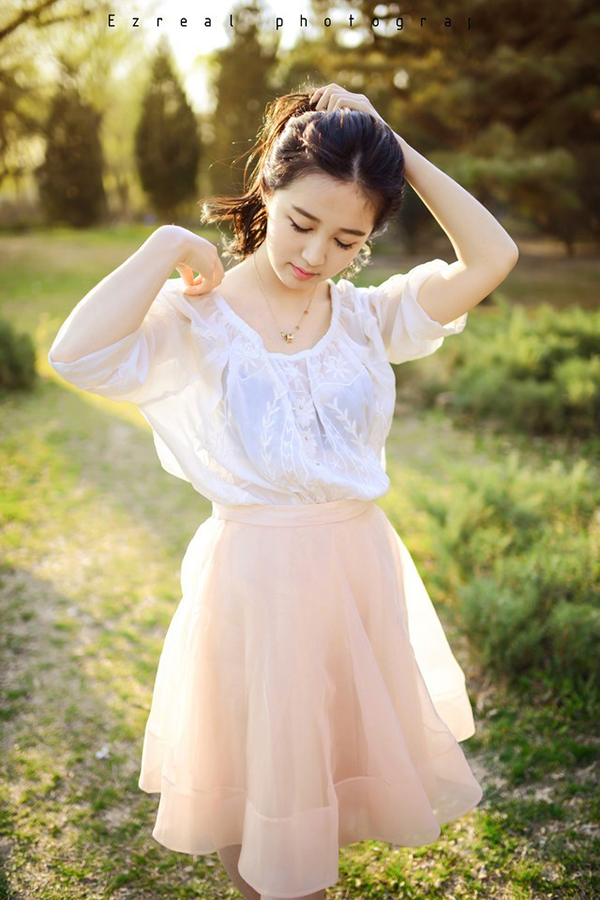 黄昏时的蕾丝裙少女户外唯美图  第7张