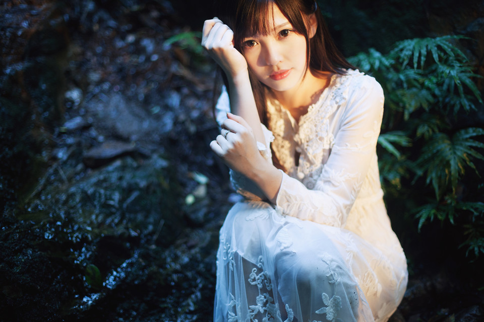 夜晚森林出现的纯白少女  第4张