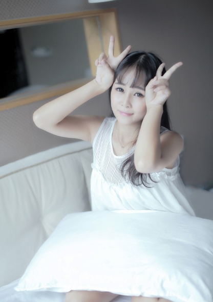 纯白少女的室内唯美图片  第1张