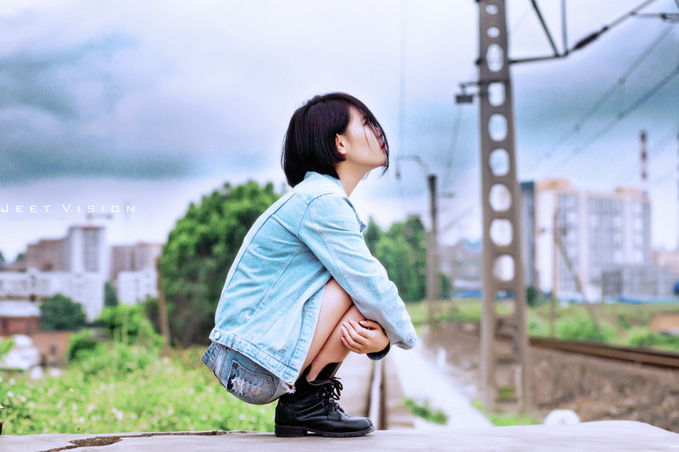 短发女子的铁轨上的短装图  第8张