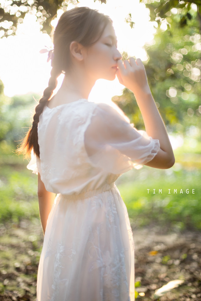 长裙女子纪念青春时光  第5张