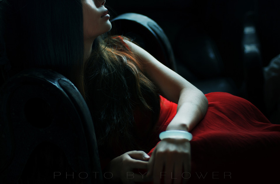 忧伤美女的长裙迷人图  第6张