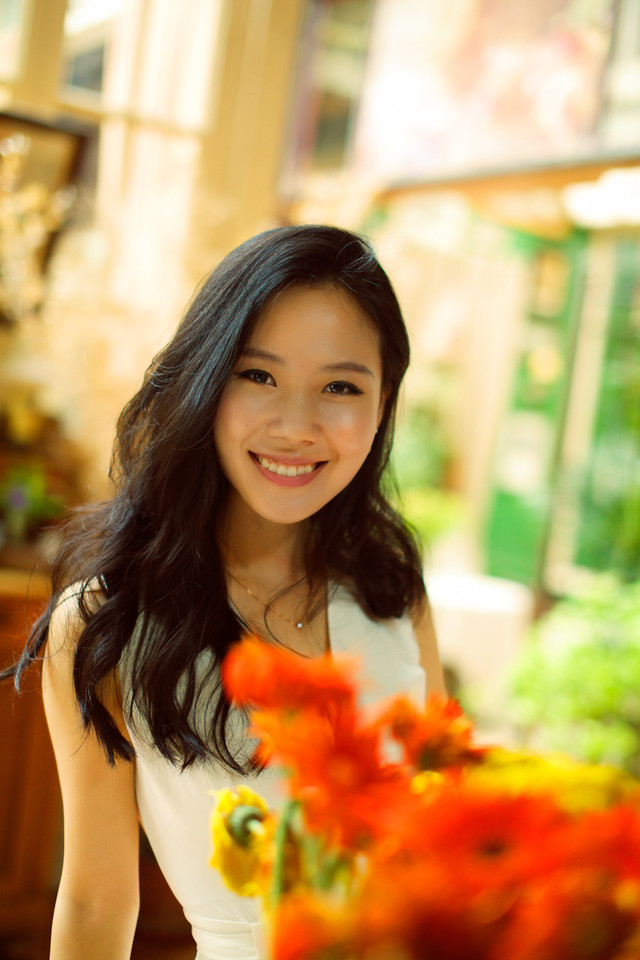 优雅美女夏日甜美笑容图  第5张