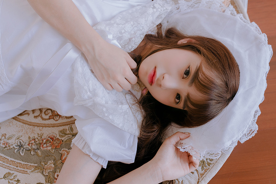 纯白私房的白裙卷发女子  第13张