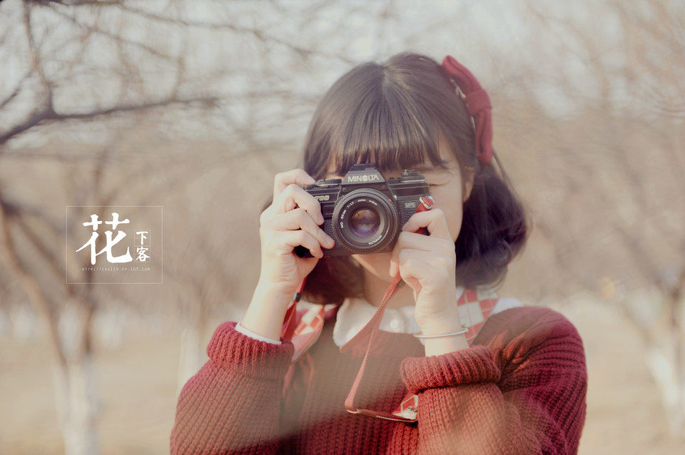 花下清纯卖萌美女  第1张