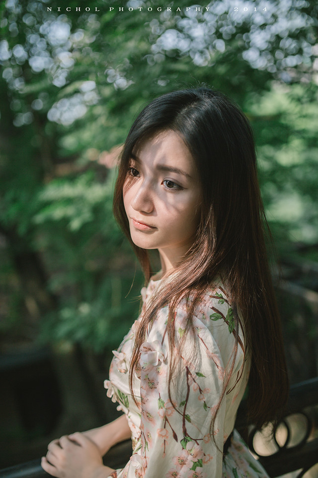 夏日树上不一样情怀的唯美女子  第4张