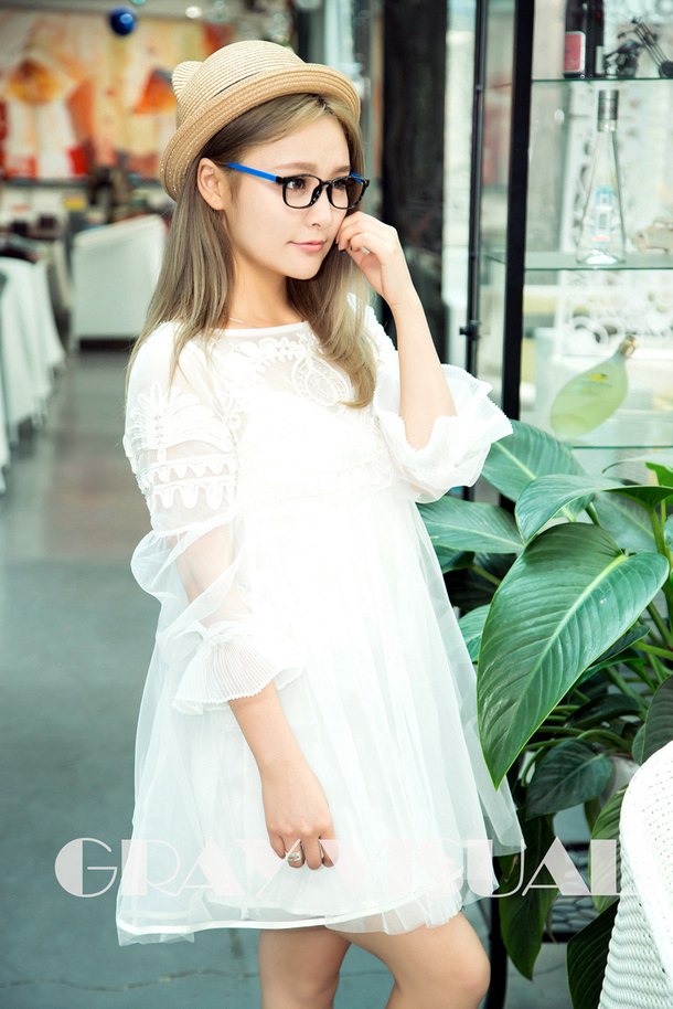 清纯可爱美女的棚拍户外写真  第1张