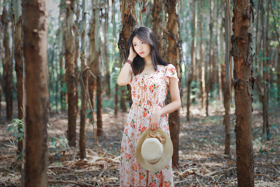 森林里面的碎花长裙唯美图  第10张