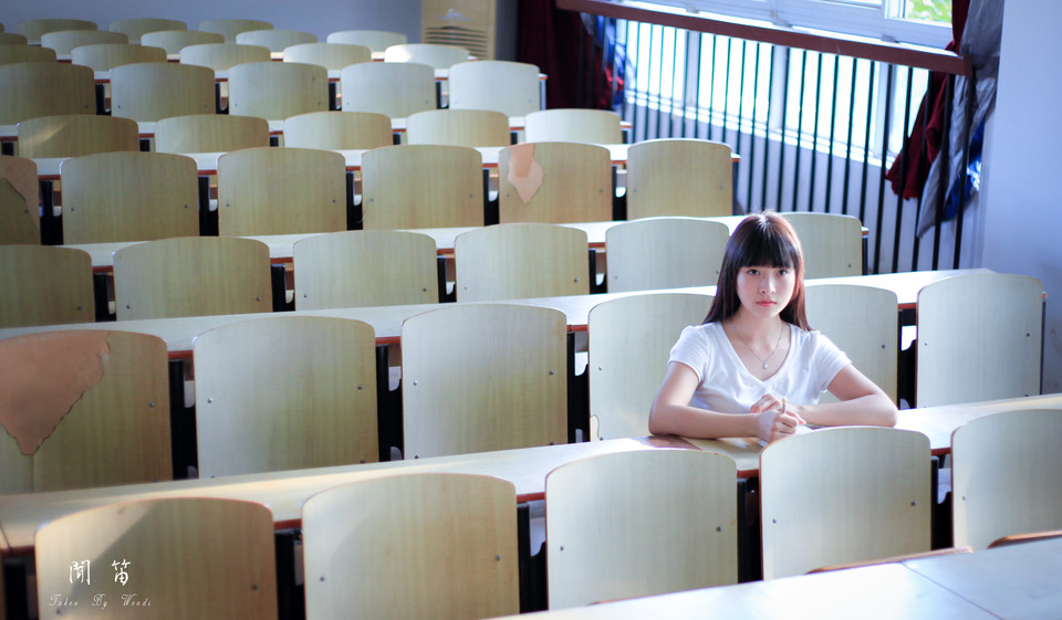 教室内的清晨长发美女  第4张