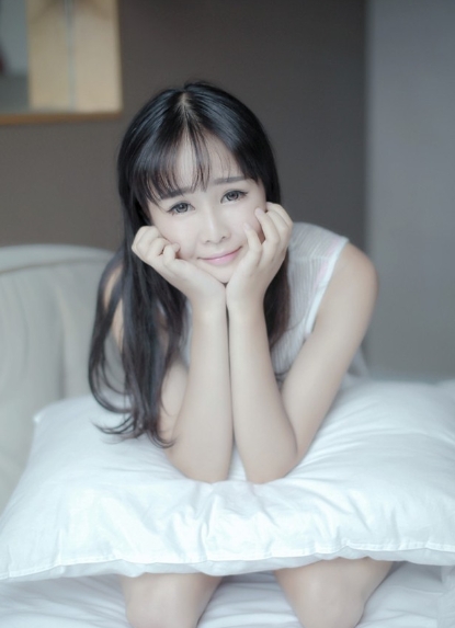 纯白少女的室内唯美图片  第4张