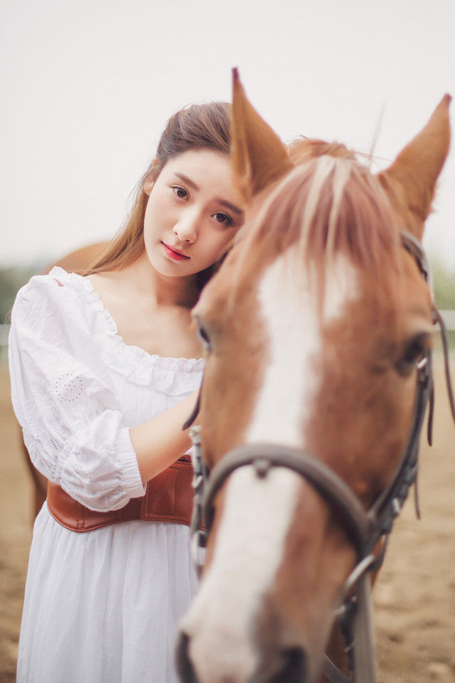 女子与马的亲密接触图  第8张