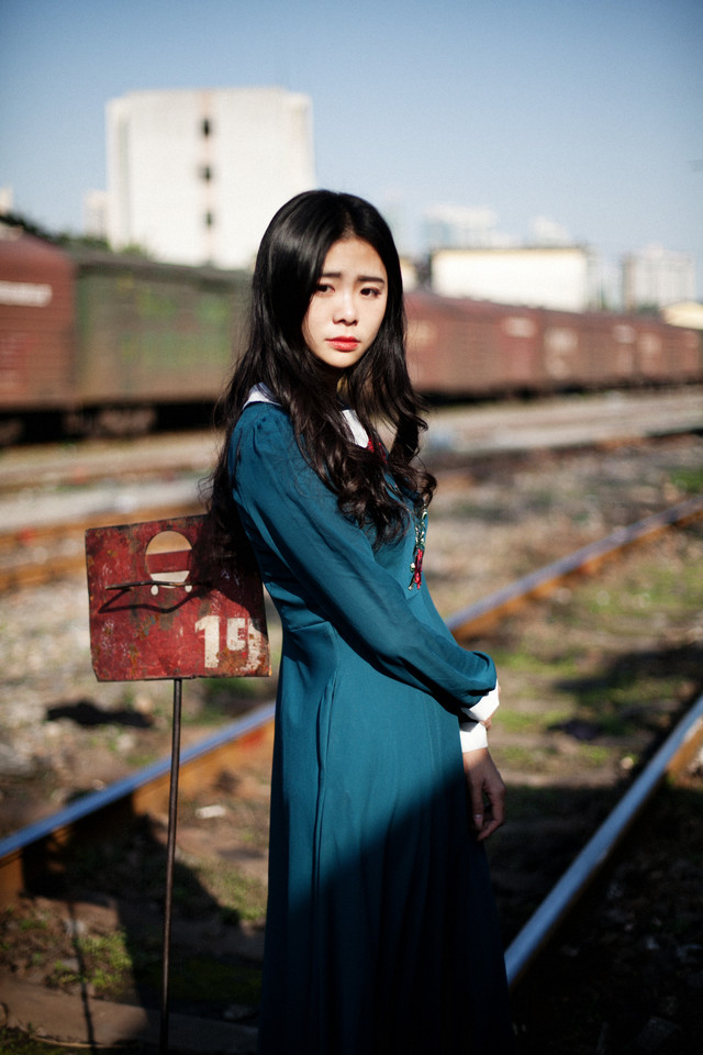 铁轨上长裙迷人唯美图  第4张