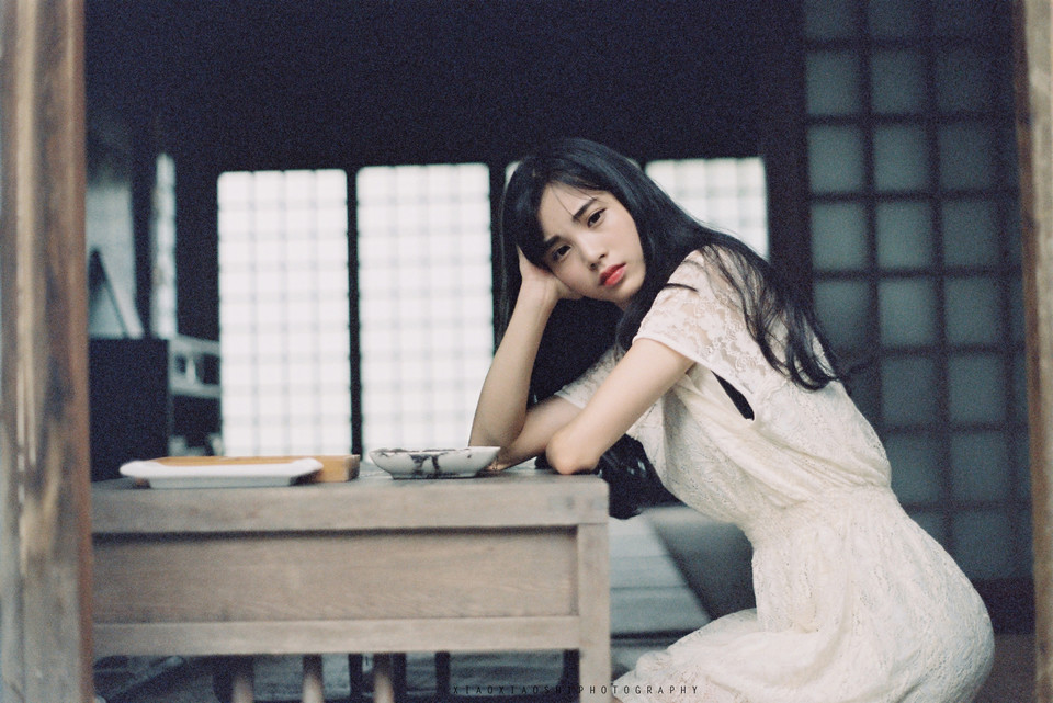 白裙蕾丝美女呆萌写真  第6张