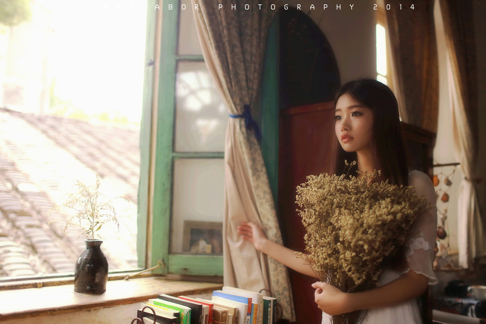 清纯白裙美女在等待  第5张