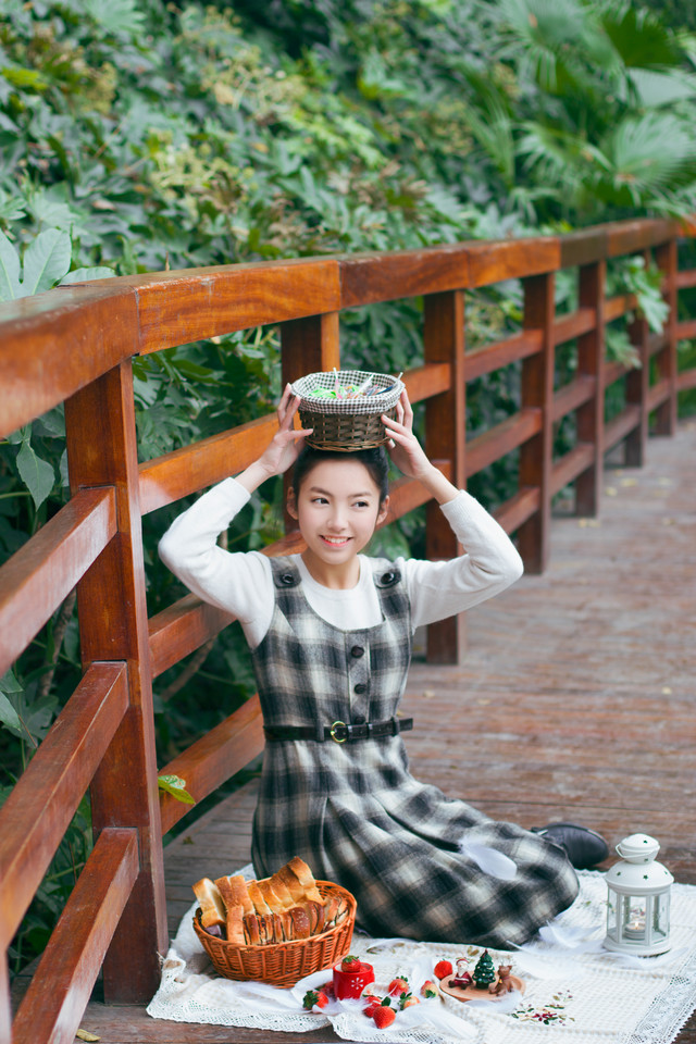 清纯美女户外甜美卖萌写真  第13张