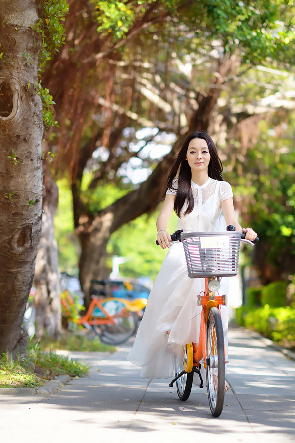 单车女子的长裙飘逸迷人图  第5张