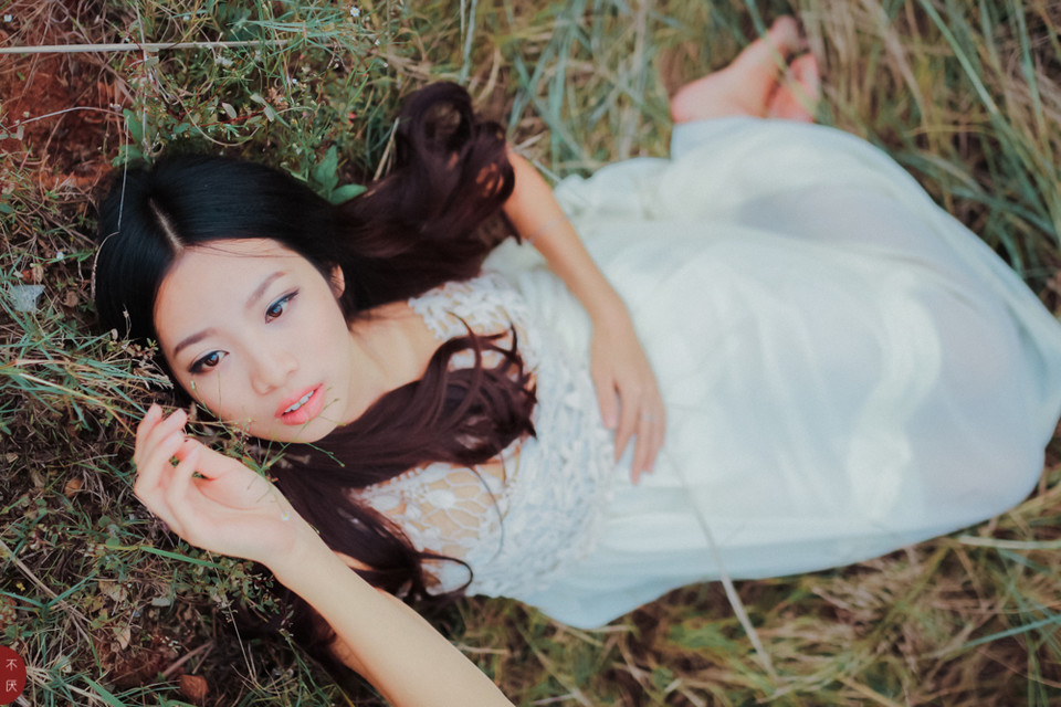 草地上白裙唯美少女图  第4张