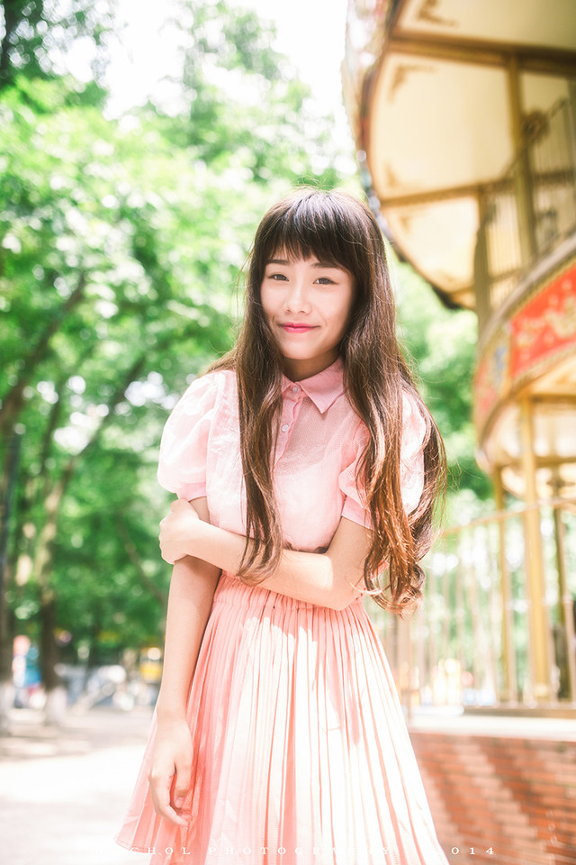 游乐场的长裙女子俏皮写真  第4张