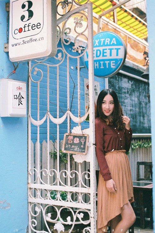 清晨出现在咖啡馆的妖艳女子  第1张