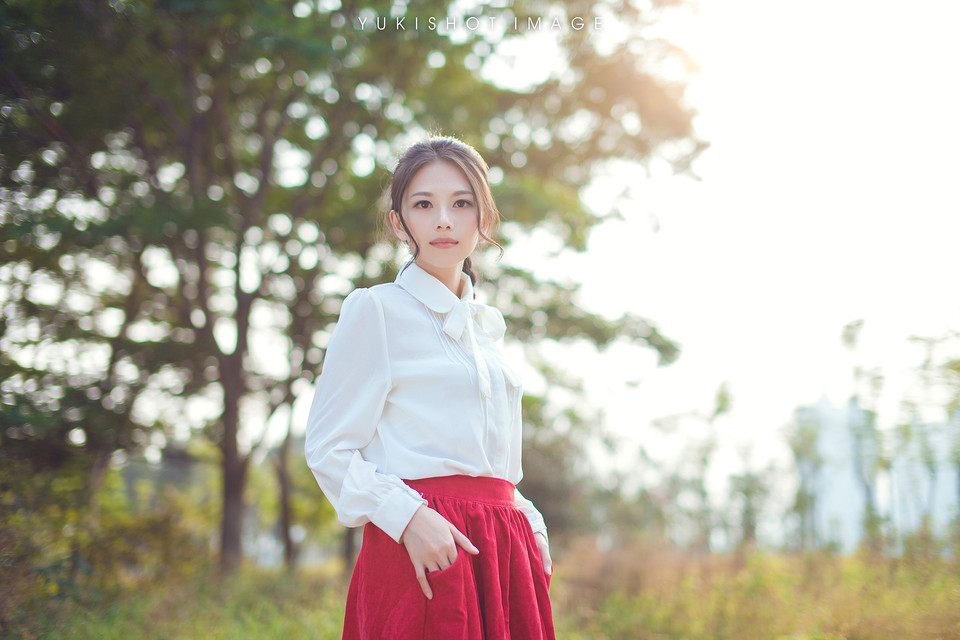 红裙美女的户外清纯图  第10张