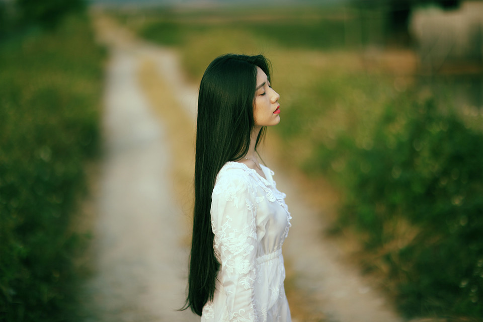 长裙女子户外思绪  第6张