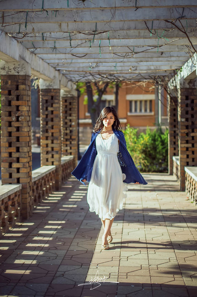 暖阳下的长裙少女迷人图  第13张