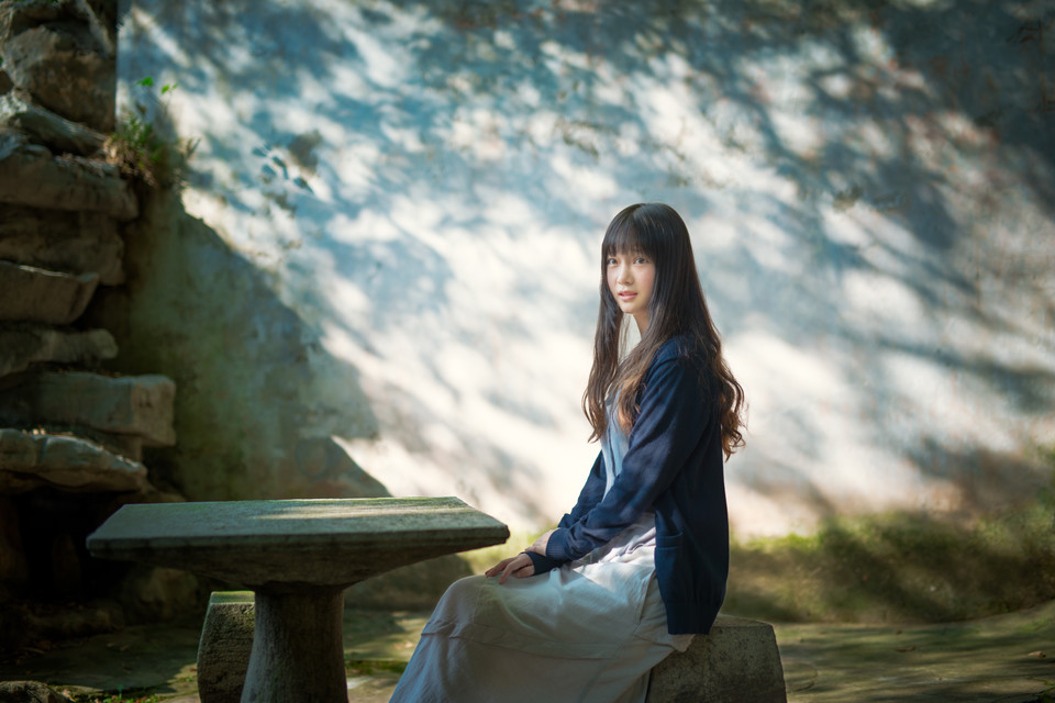 长发美女户外清纯甜美图  第5张