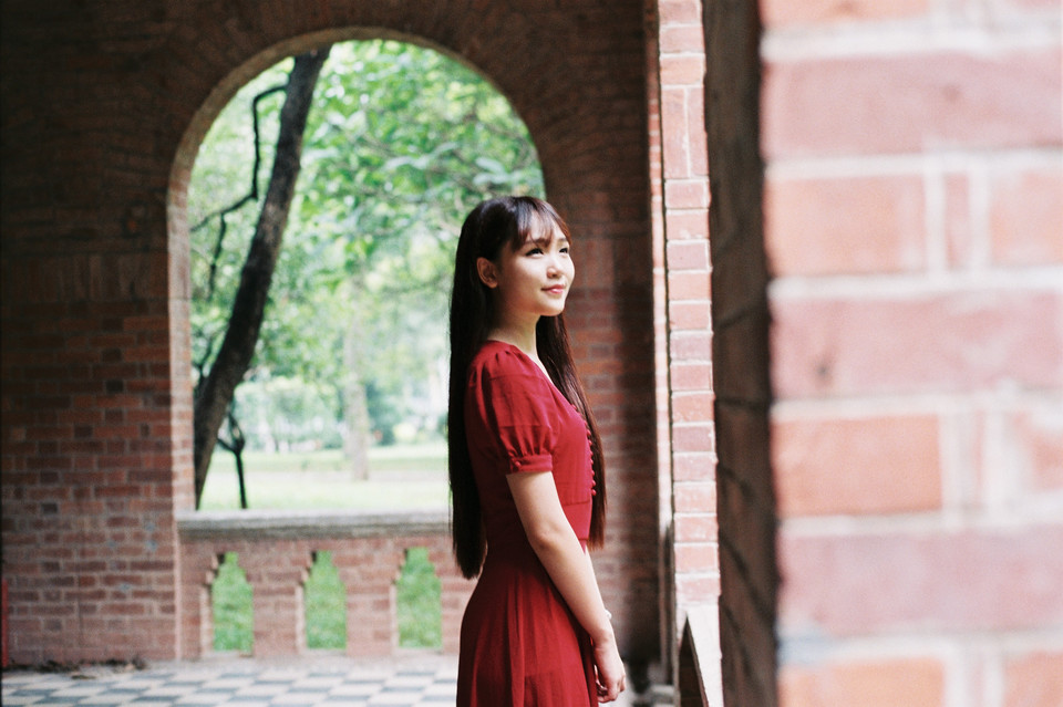 红裙女子户外清纯写真  第7张