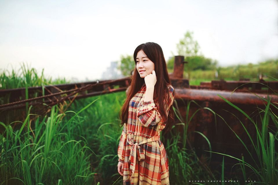 格子裙女子的户外绿野一片  第5张