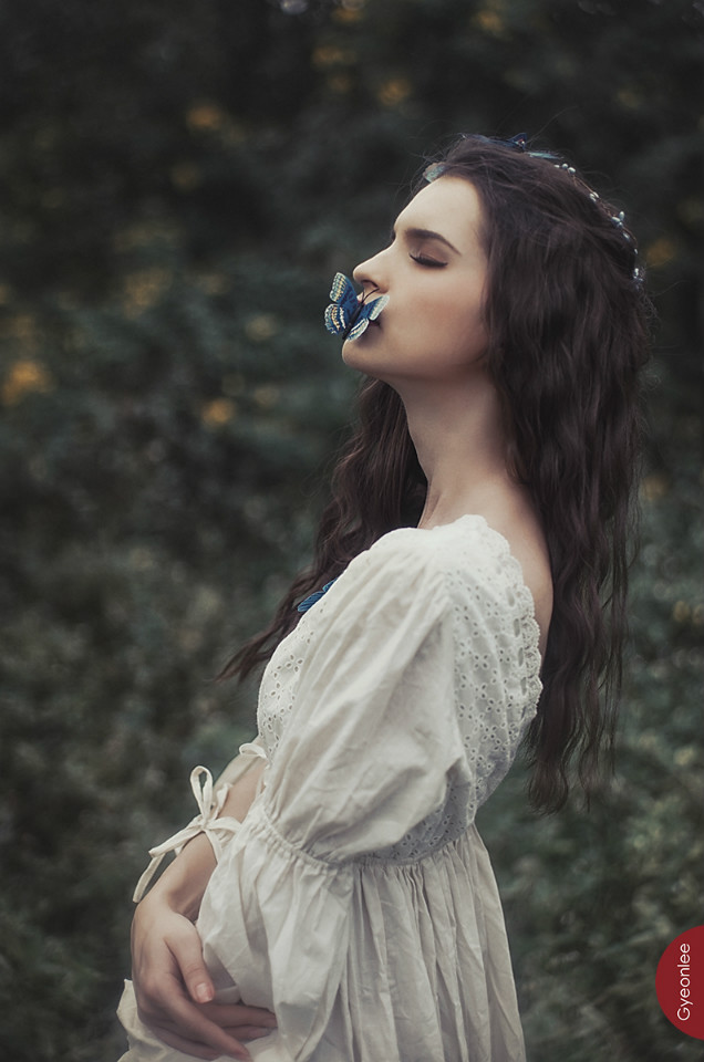 草丛长裙美女唯美图  第10张