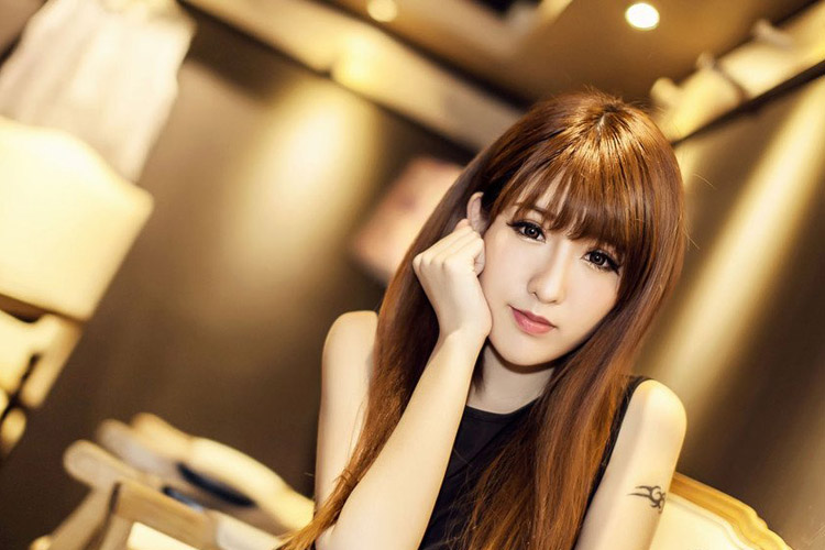 复古书店的清纯动人美女  第4张