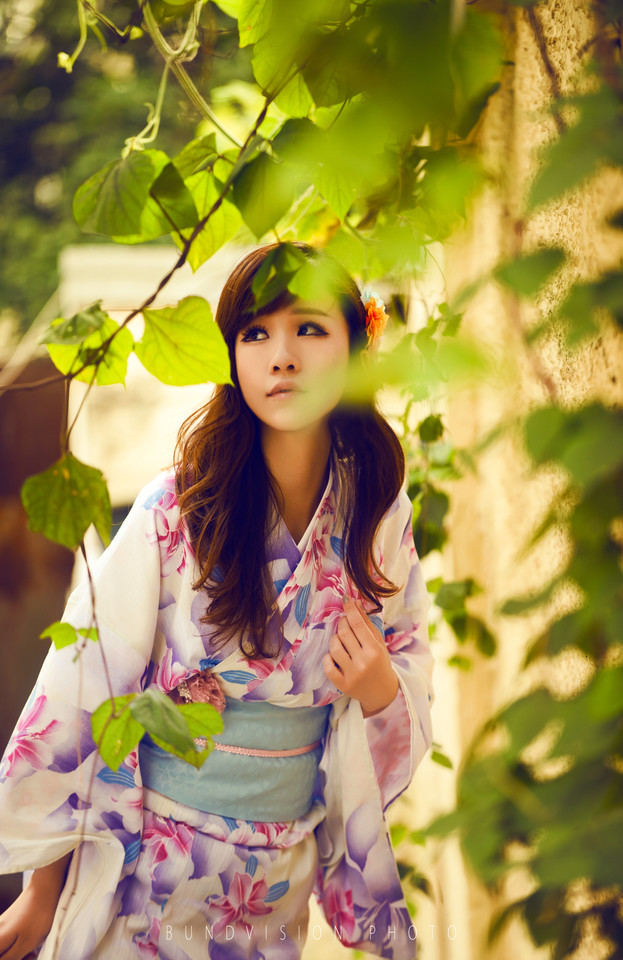 和服女子户外艺术照  第2张