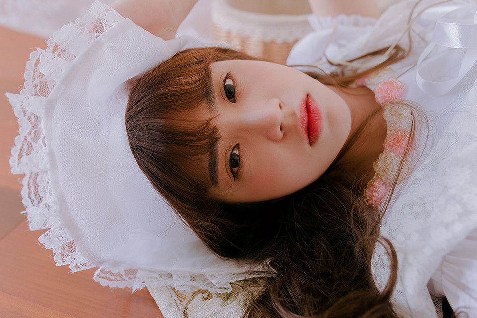 纯白私房的白裙卷发女子  第10张