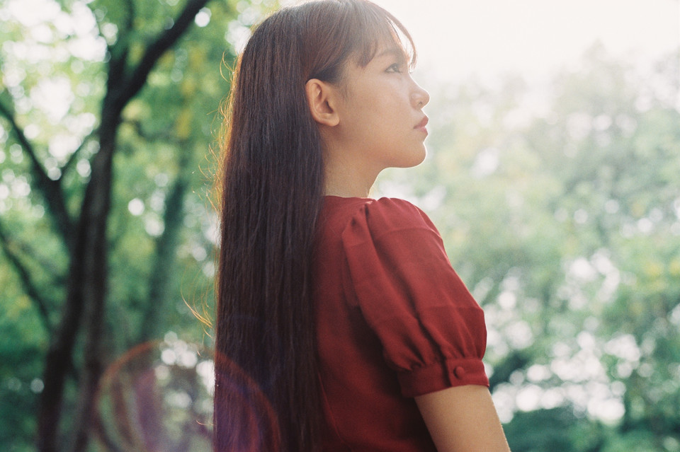 红裙女子户外清纯写真  第11张