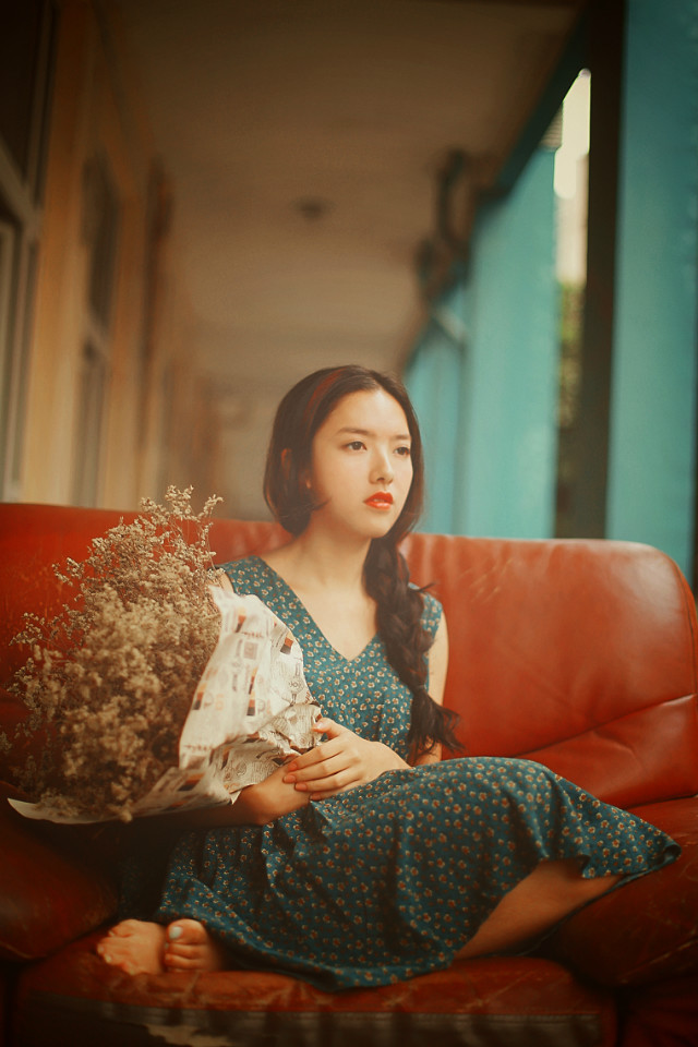 碎花长裙的红唇女孩唯美图  第19张